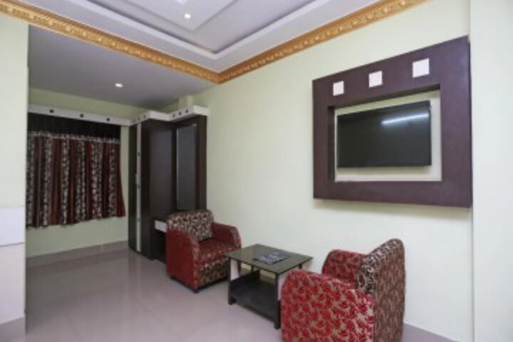 Vaccinated Staff- OYO 27903 Hotel Blue Moon