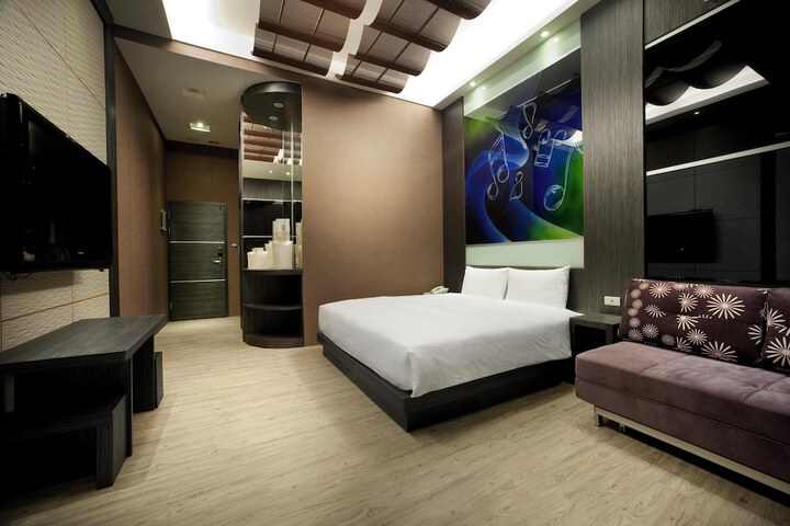 Room 12 of 28