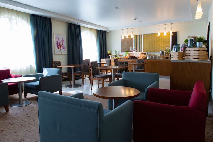 Lounge 137 of 198