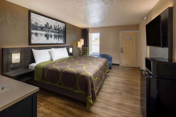 1 King Bed (6 of 8)