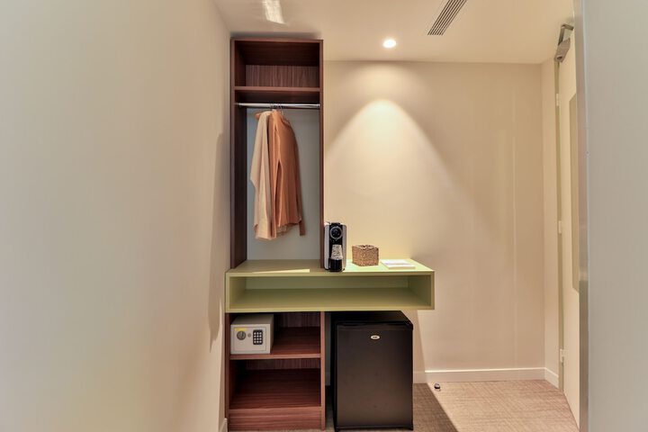 Room 12 of 80