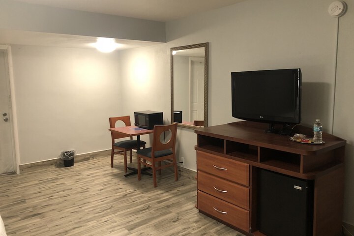 Single Room 1 Queen Bed (1 of 3)