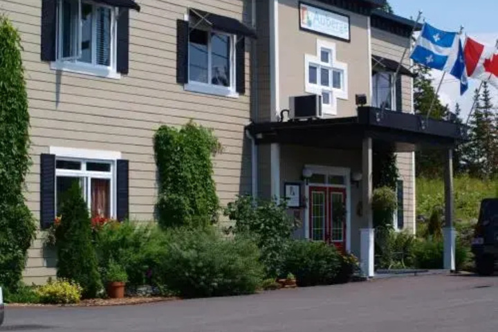 Exterior of Auberge Sur Le Lac Témiscouata