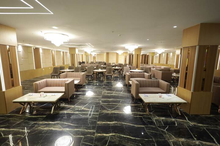Ballroom/Hall 33 of 40