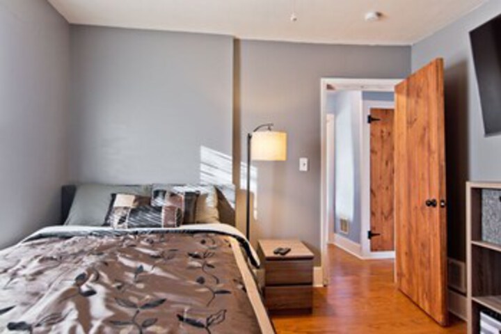 Room 4 of 33