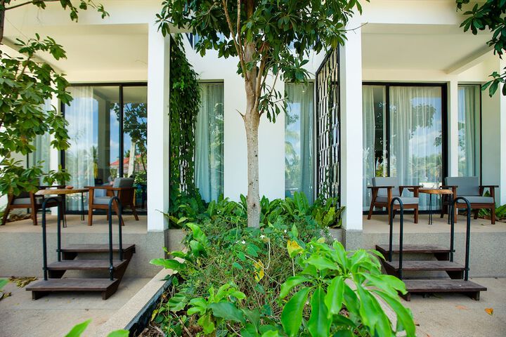 Hotel Exterior 43 of 44