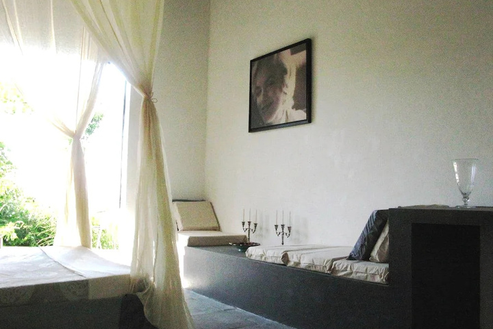 Room 2 of 18