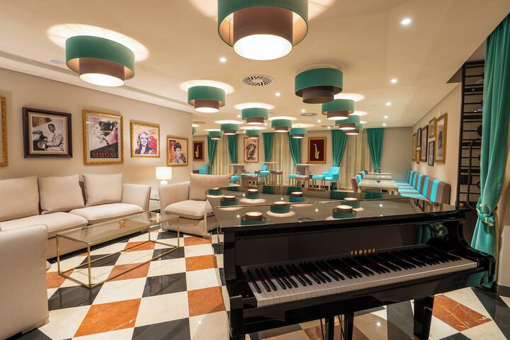 Lounge 55 of 77