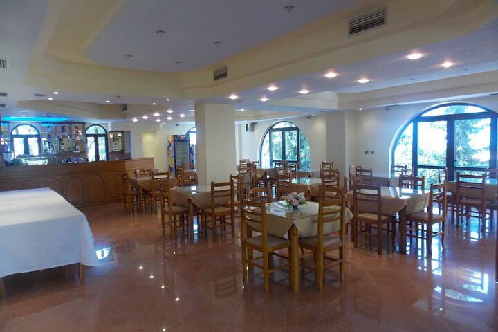 Dining 38 of 63