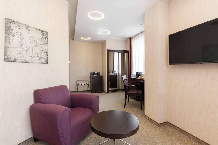 Room 38 of 182