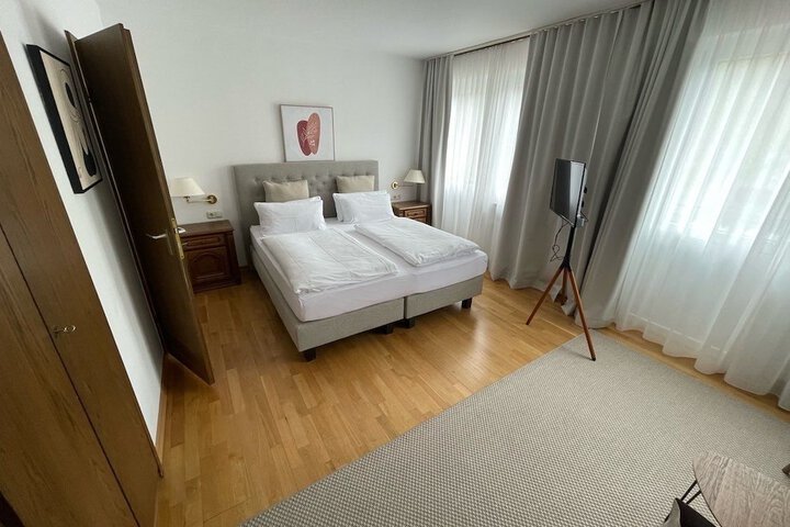 Room 14 of 128