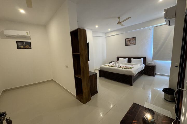 Room 8 of 11