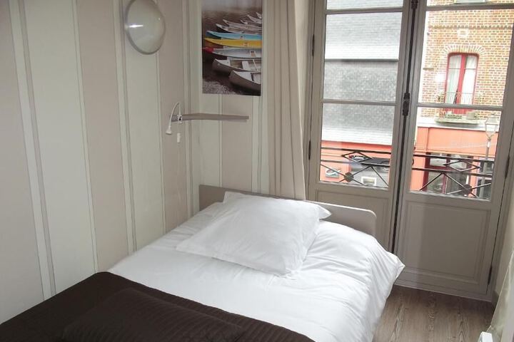 Room 4 of 7