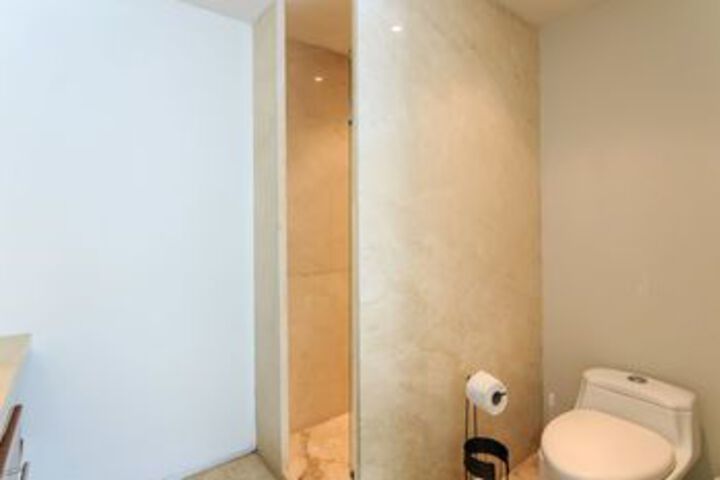 Room 16 of 108