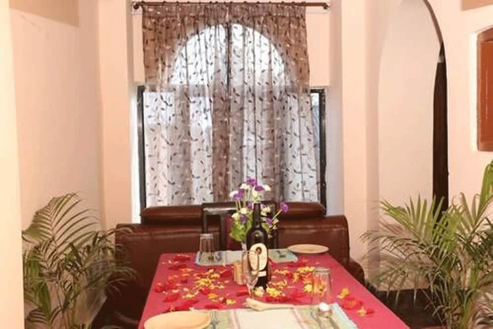 Dining 24 of 57