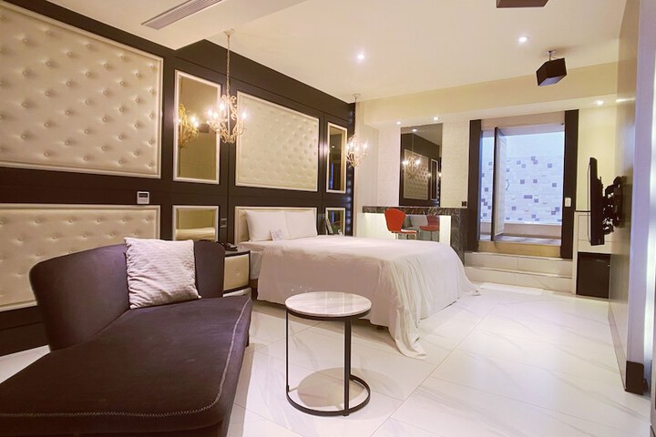 Room 4 of 28