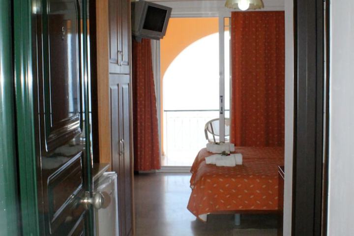 Room 4 of 40