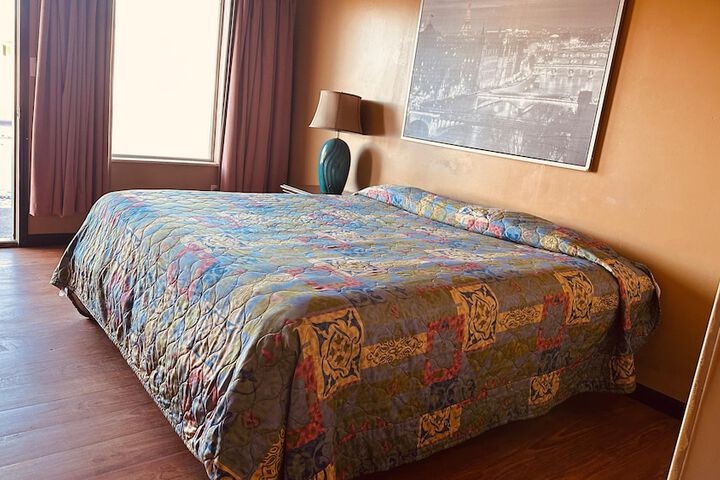 1 Queen Bed (1 of 8)