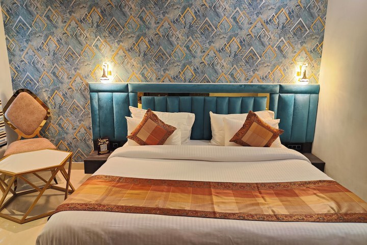 Room 4 of 32