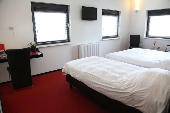 Room 3 of 39