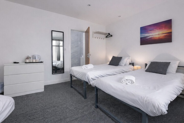 Room 4 of 17