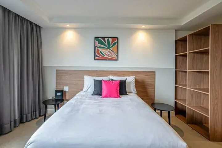 Room 2 of 10