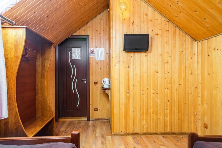 Room 16 of 76