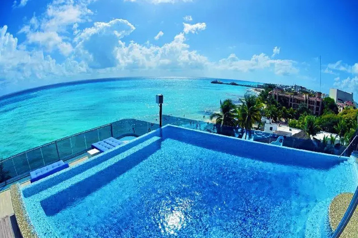 Hotel Pool