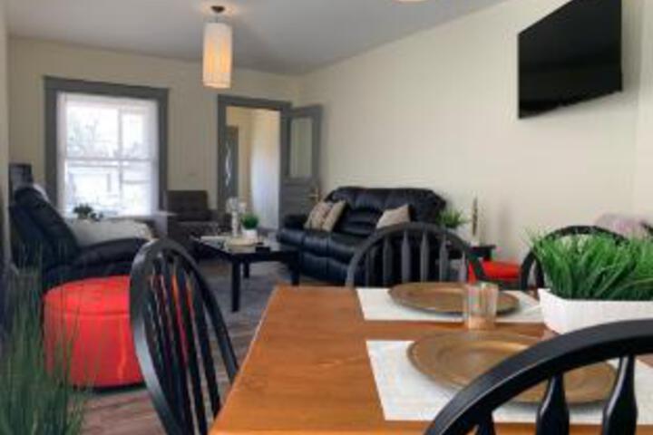 Texas Hold-em Duplex- 3BR Free Parking in Niagara Falls, NY