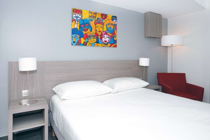 Room 7 of 76