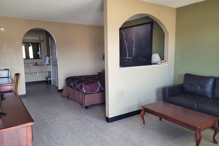 1 Queen Bed (8 of 9)
