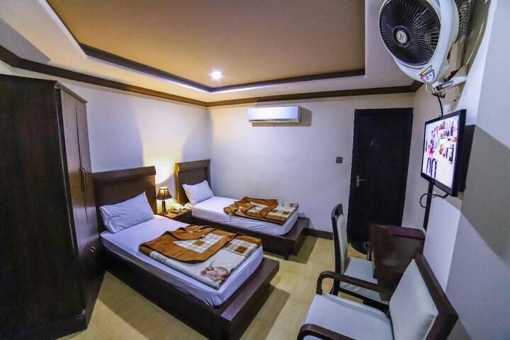 Room 8 of 10