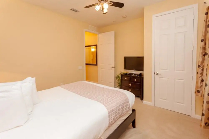 Room 6 of 33