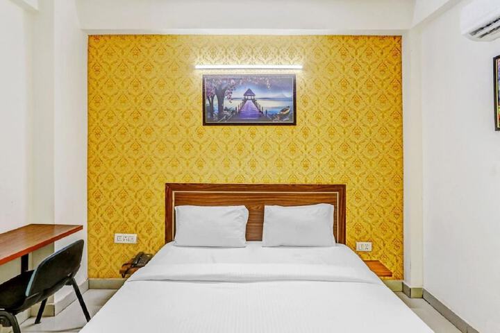 Room 4 of 9