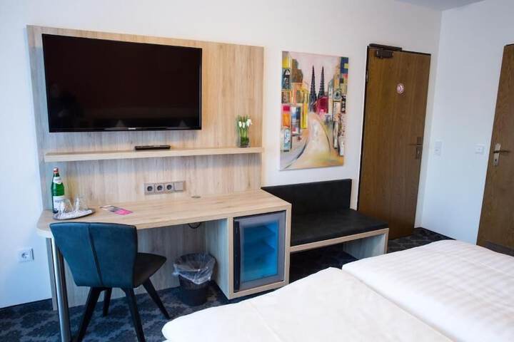 Room 11 of 32