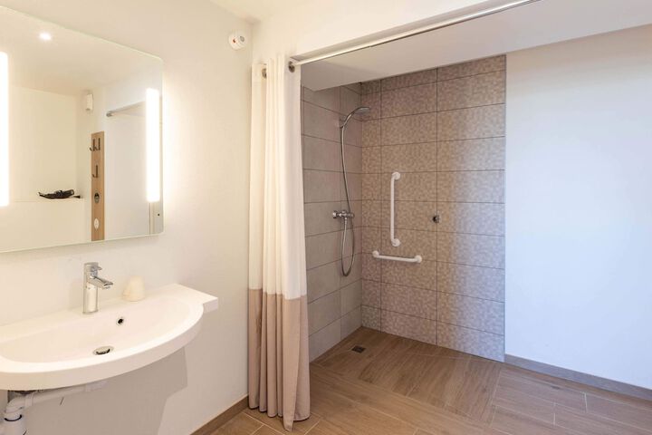 Room 15 of 37