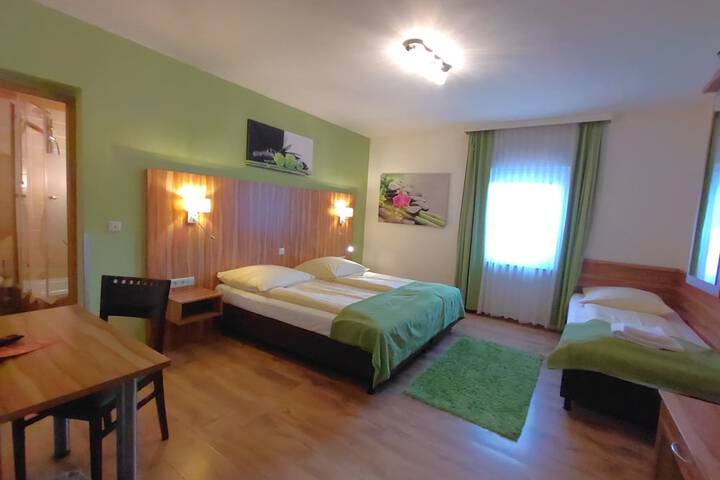 Room 27 of 76