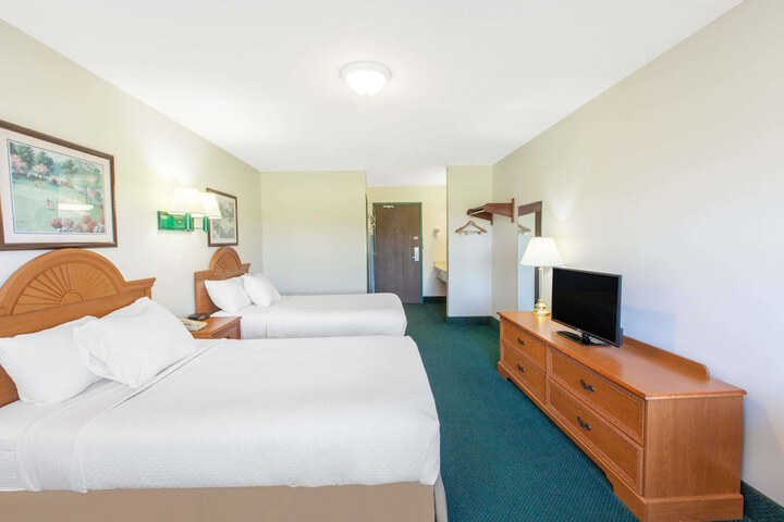 1 Queen Bed (1 of 13)