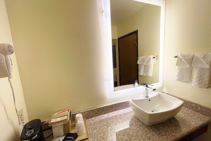 1 King Accessible Comm Assist Bathtub Table Chairs Microwave, Refrigerator, Continental Breakfast (12 of 21)