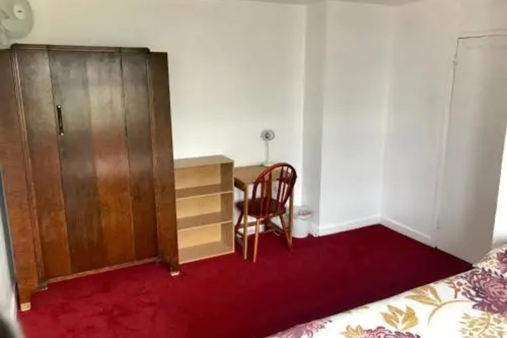 Room 4 of 7
