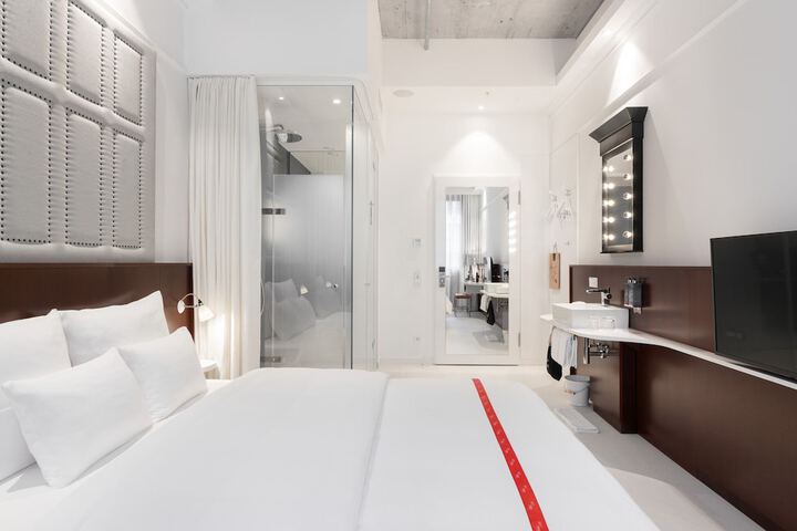 Room 11 of 83