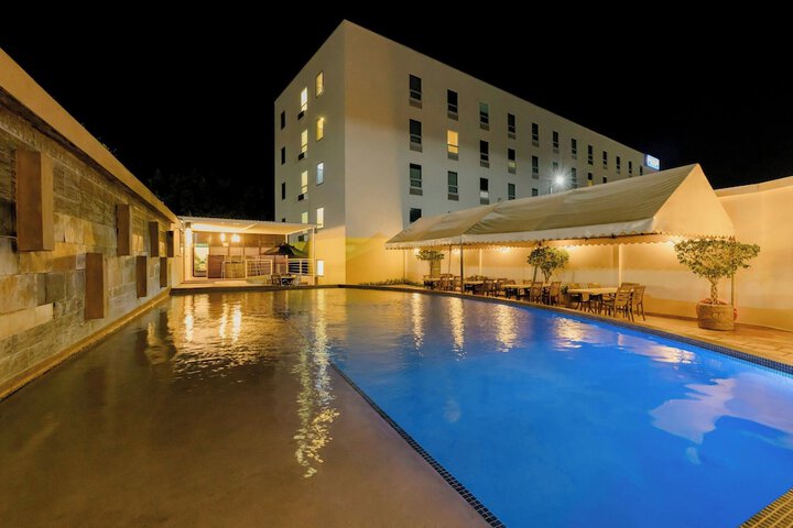 Hotel Pool