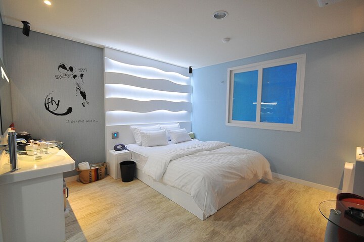 Room 2 of 32