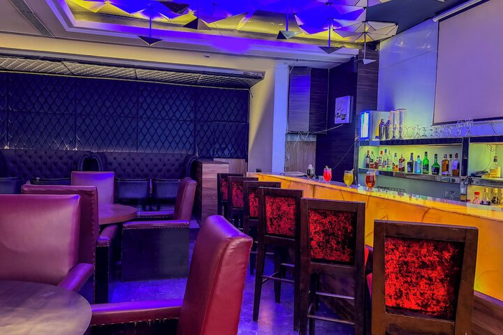 Lounge 43 of 57