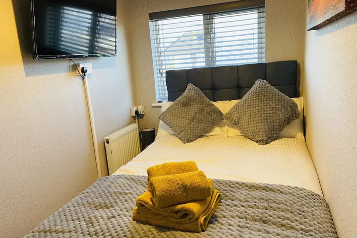 Room 5 of 16