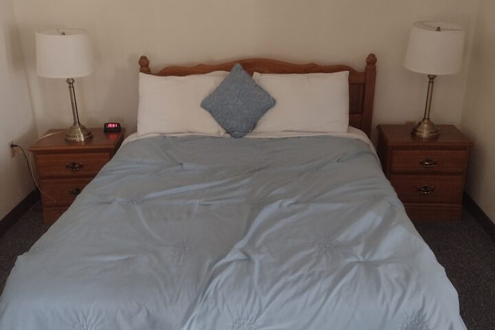 Comfort Room 1 Queen Bed (12 of 12)