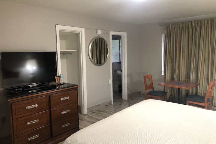 1 King Bed (1 of 12)