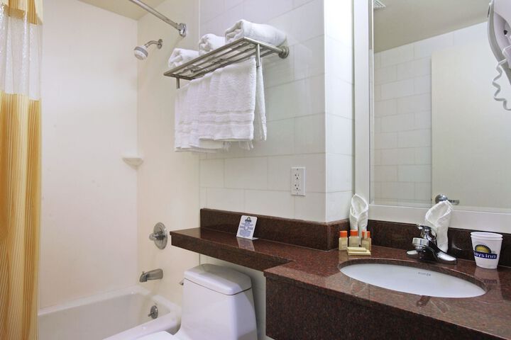 Room 6 of 8