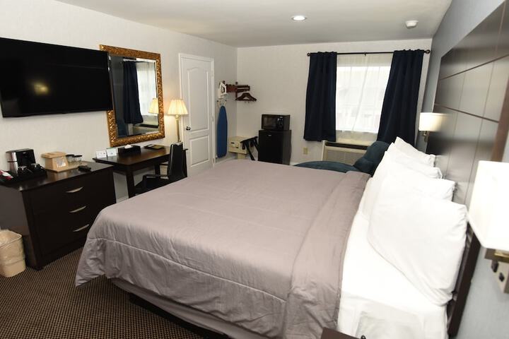 1 King Bed (12 of 33)