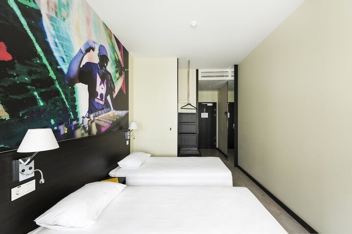 Room 14 of 137